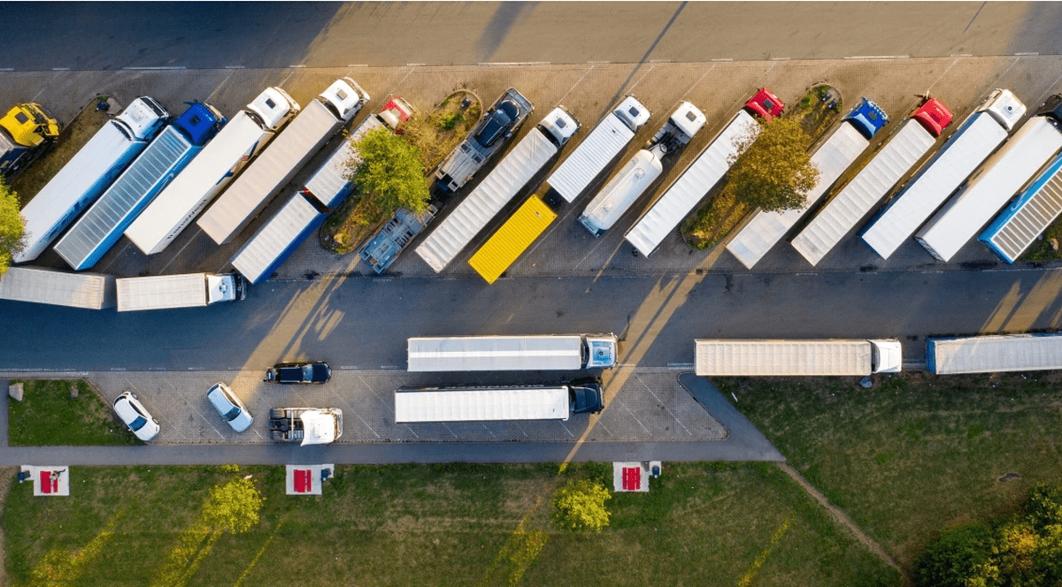 Mai multe camioane într-o parcare