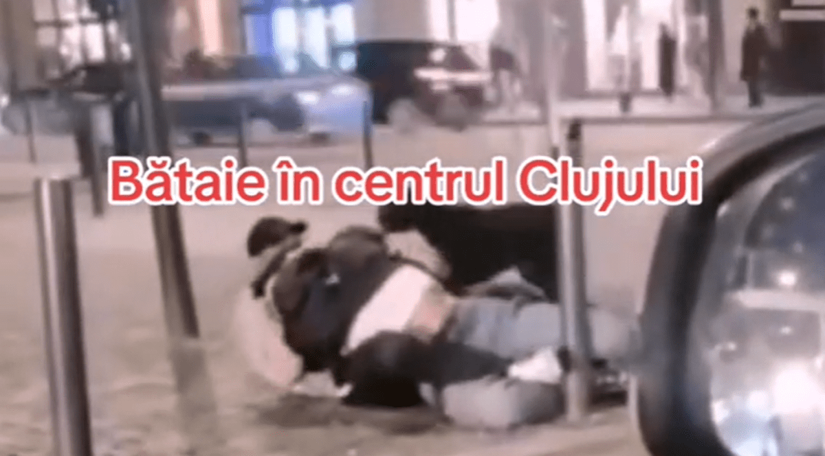 Poză cu cei doi bărbați aflați pe trotuar, în timp ce unul dintre ei era imobilizat