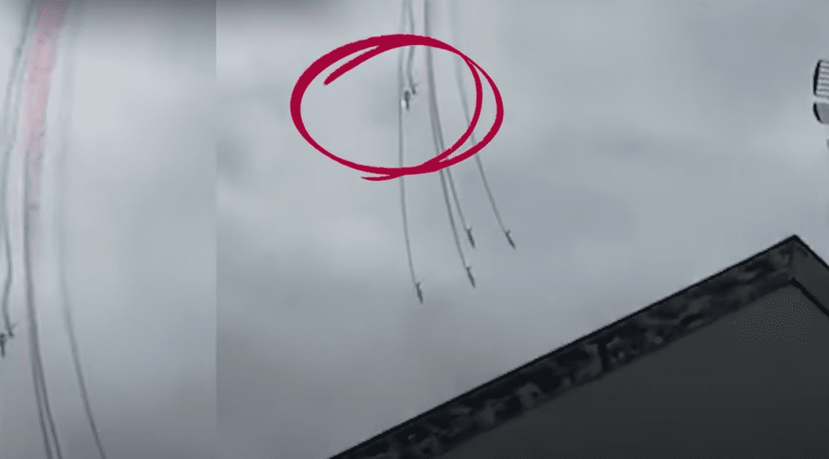 Două avioane militare franceze se ciocnesc în timpul unui antrenament. FOTO: Captură video.