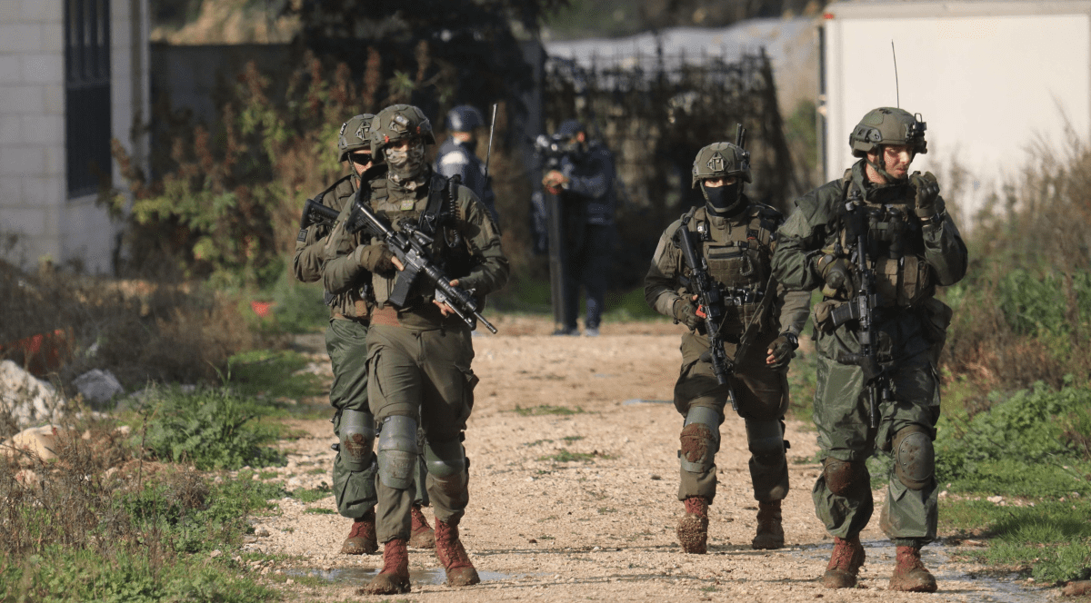 Soldați israelieni patrulând într-o localitate din Fâșia Gaza Foto: Hepta