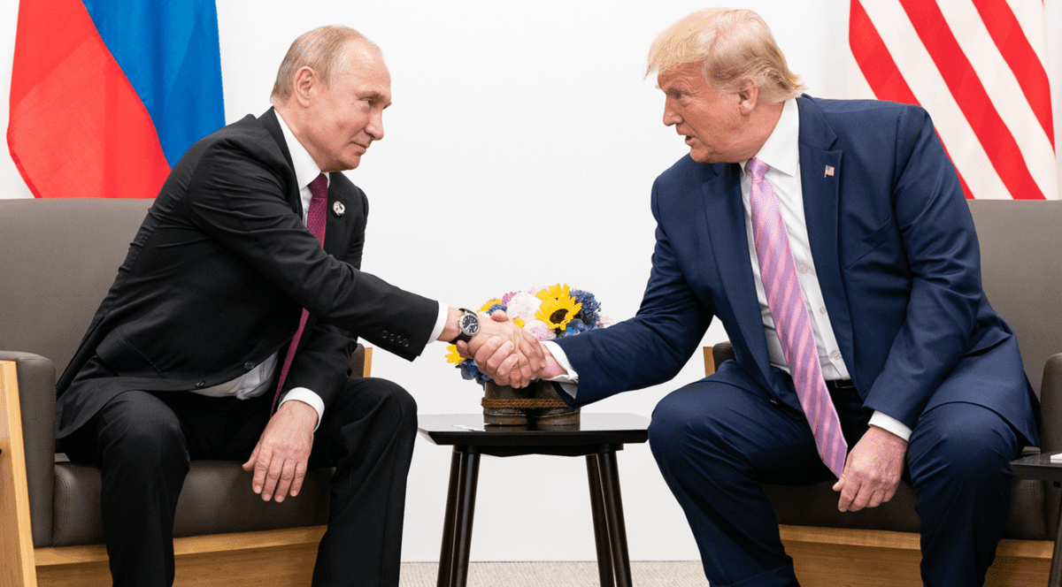 Președintele american Donald Trump (dreapta) dă mâna cu omologul său rus, Vladimir Putin, în timpul unei întâlniri din 2019, în Japonia.