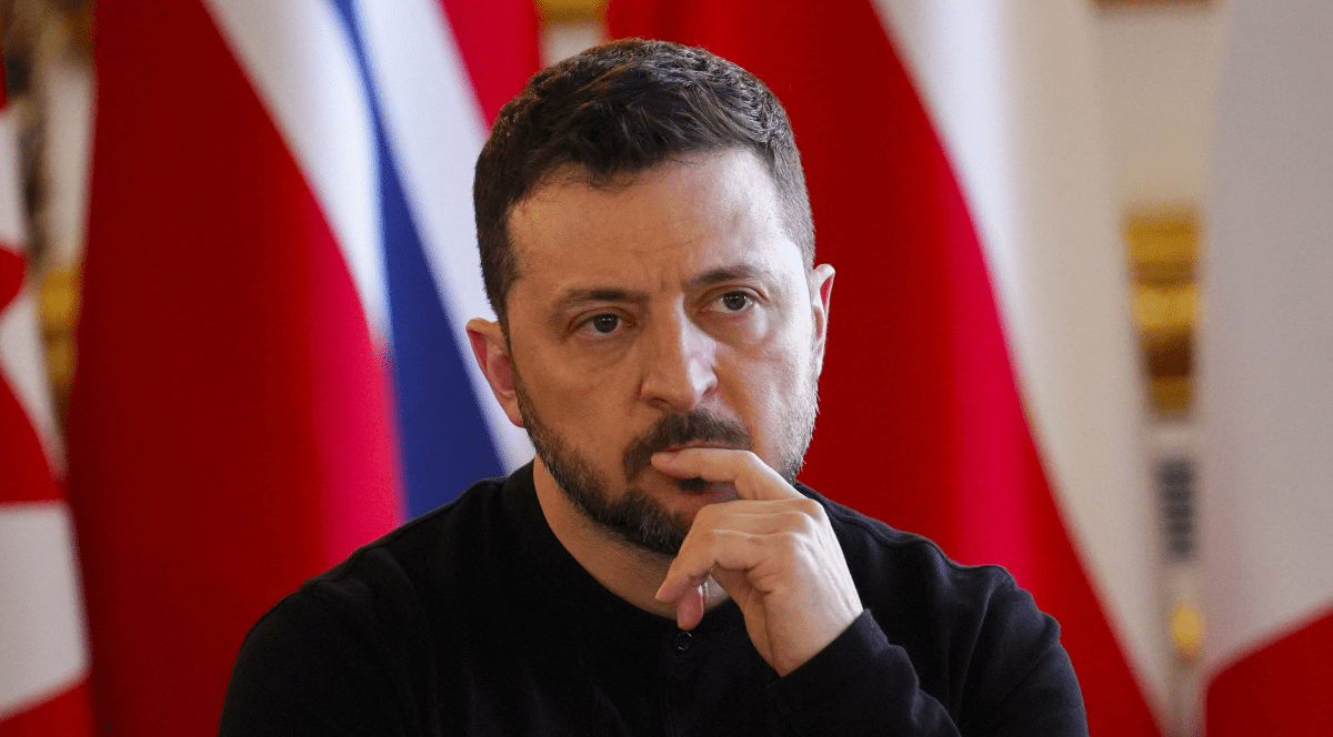 Președintele ucrainean Volodimir Zelenski, cu degetul arătător pus pe buze, ca atunci când se gândește la ceva
