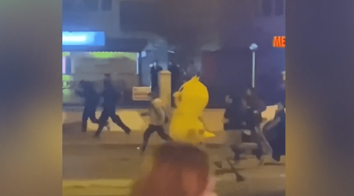 Un bărbat îmbrăcat în costum de Pikachu fuge de poliție la protestele din Turcia.