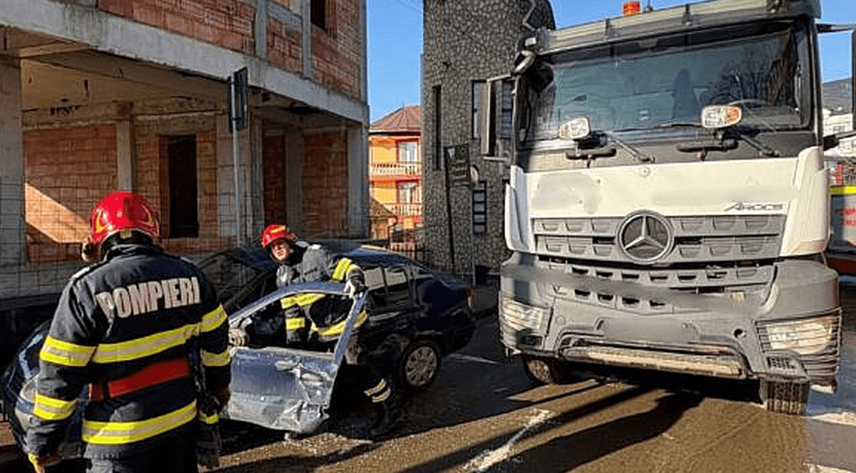 Momentul în care o basculantă agață un Logan și pleacă cu el. Șoferița autoturismului a trebuit să fie descarcerată | VIDEO