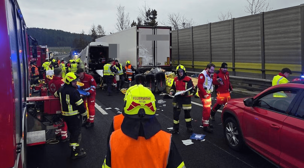 Accident teribil pe o autostradă în Austria, soldat cu 4 morți. FOTO: Heute.