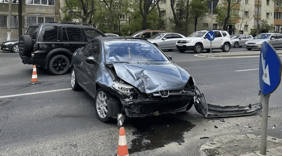 Două mașini avariate pe o stradă, într-un accident rutier. FOTO: Opinia Timișoarei.