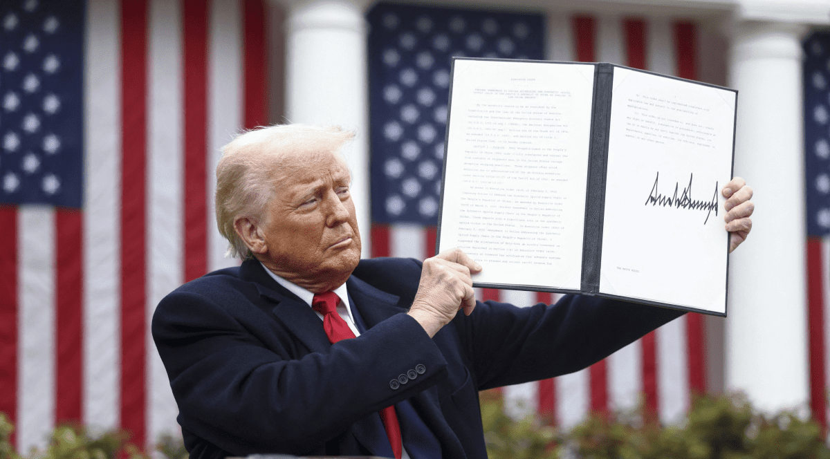 Președintele american Donald Trump după ce a semnat „Declarația de independență economică” a SUA. Foto: Hepta