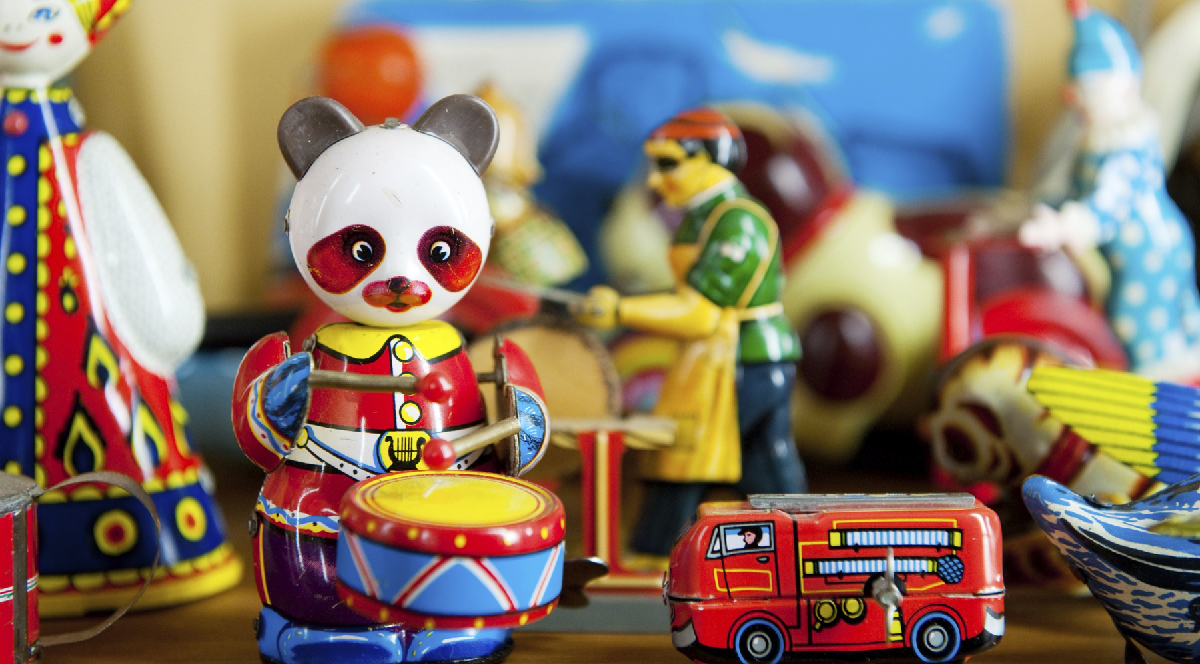mai multe jucării colorate: un panda cu o tobă, un autobuz roșu