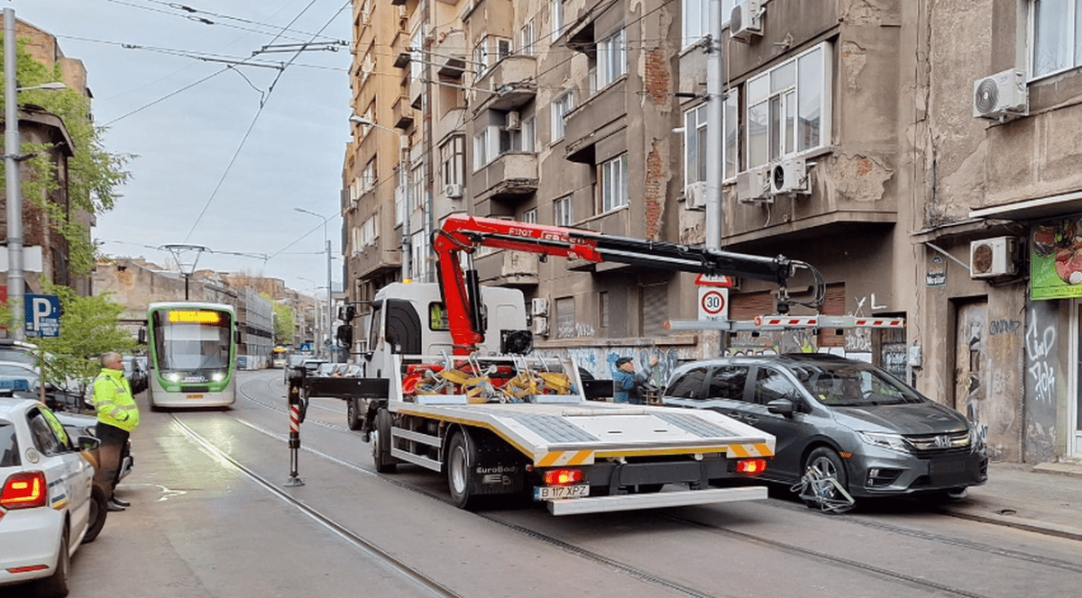 Un șofer ucrainean care și-a parcat mașina pe linia de tramvai pe Calea Moșilor din București și a blocat circulația s-a ales cu dosar penal