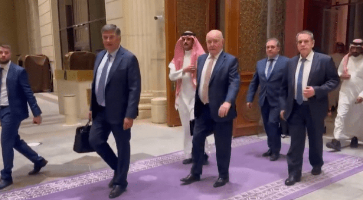 Poză cu Serghei Beseda, aflat în compania altor oficiali