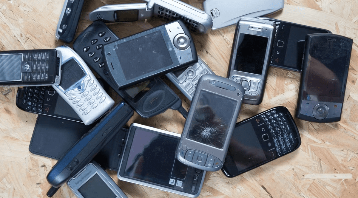 Vechile telefoane se vând cu sume uriașe online. FOTO: Heute.