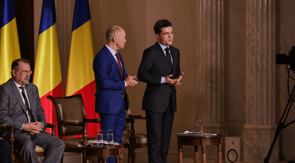 Nicușor Dan răspunde la o întrebare adresată de Daniel Funeriu