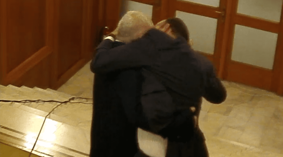 Momentul în care Dan Vîlceanu l-a atacat pe Florin Roman pe holul din fața sălii de Plen, în mai 2024