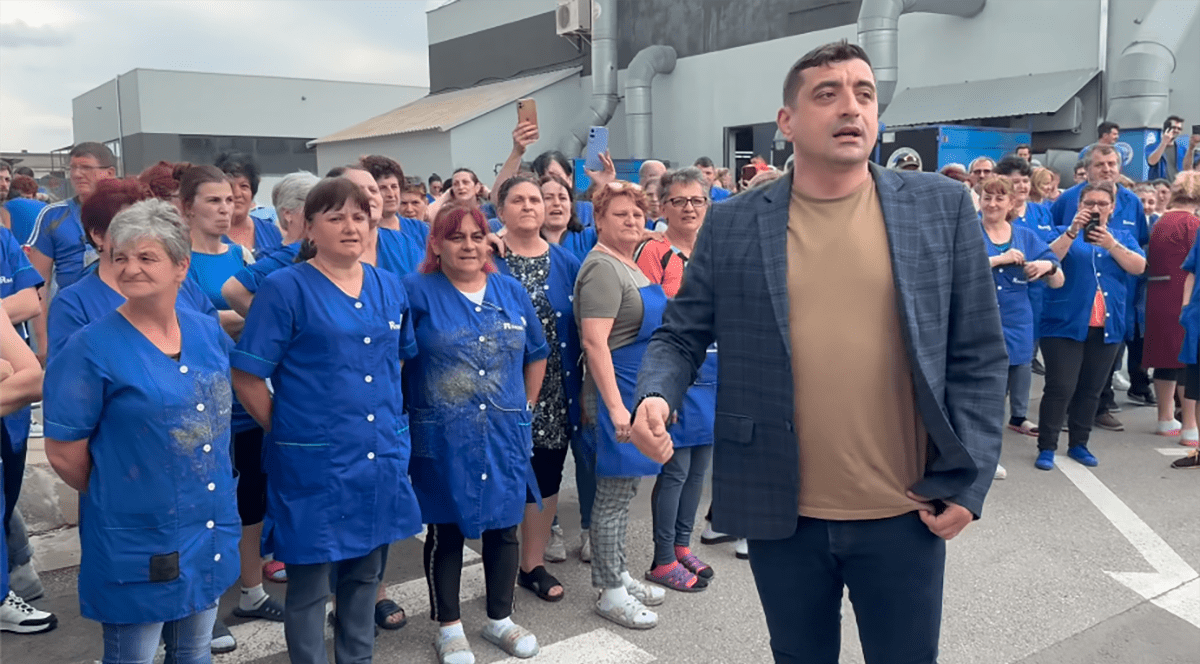 George la fabrica ReKord din Alba Iulia, inconjurat de muncitoare
