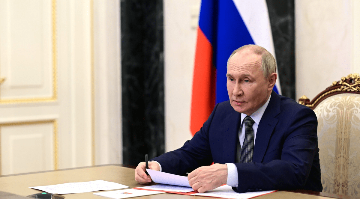 Președintele rus Vladimir Putin vorbește în cardul unei conferințe de presă