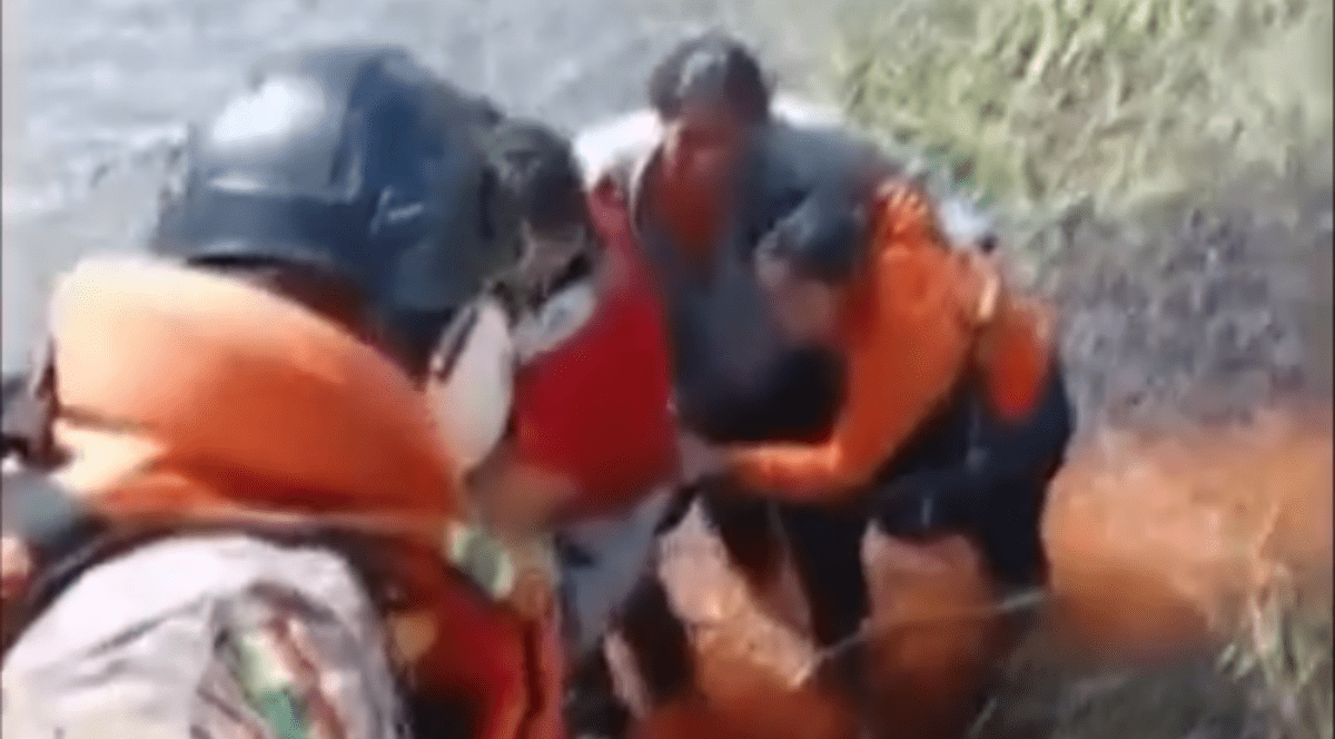 O persoană este salvată dintre-o mlaștină, în Bolivia, de către echipele de urgență