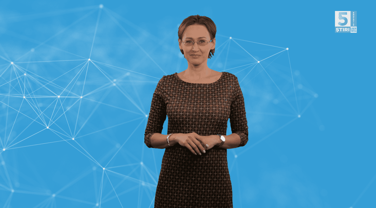 Laura Macavei, gazda rubricii 5 știri by Libertatea – Educație, îmbrăcată cu o rochie maro, pe un fundal albastru.