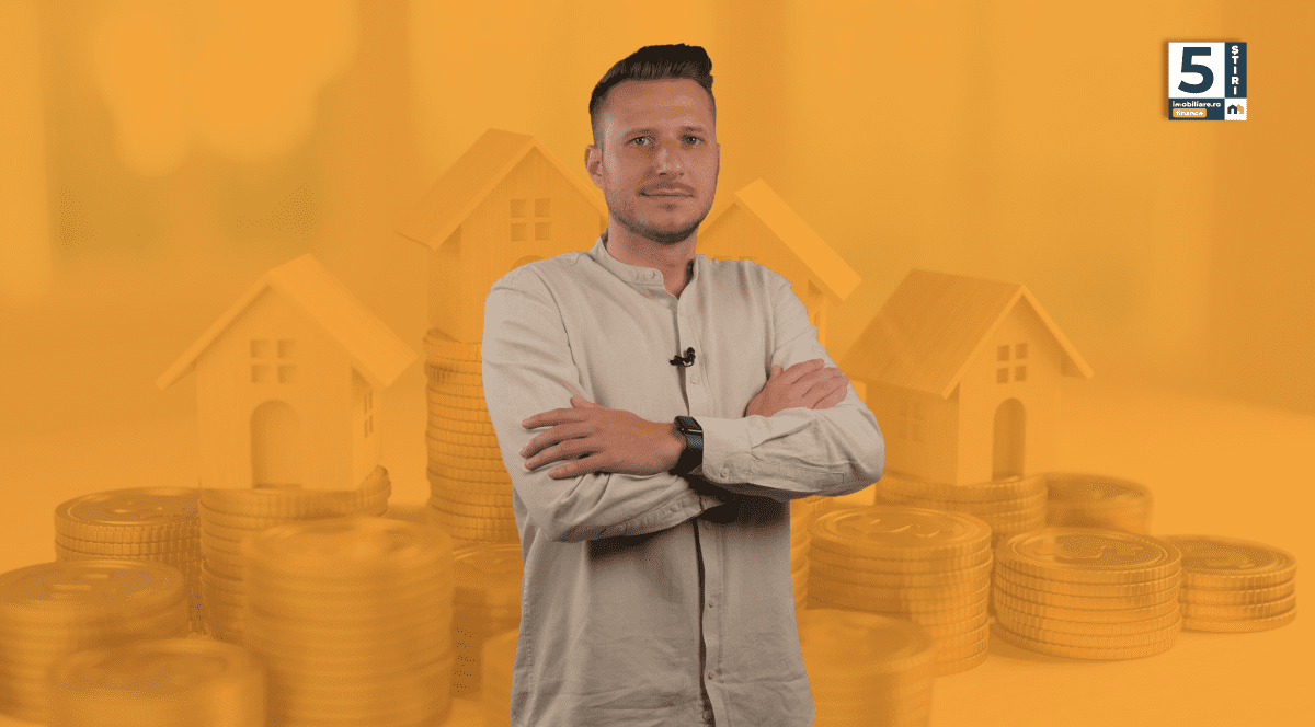 Eduard Babotă, prezentator 5 Știri imobiliare finance, într-o cămașă lungă, cu mâinile încrucișate.