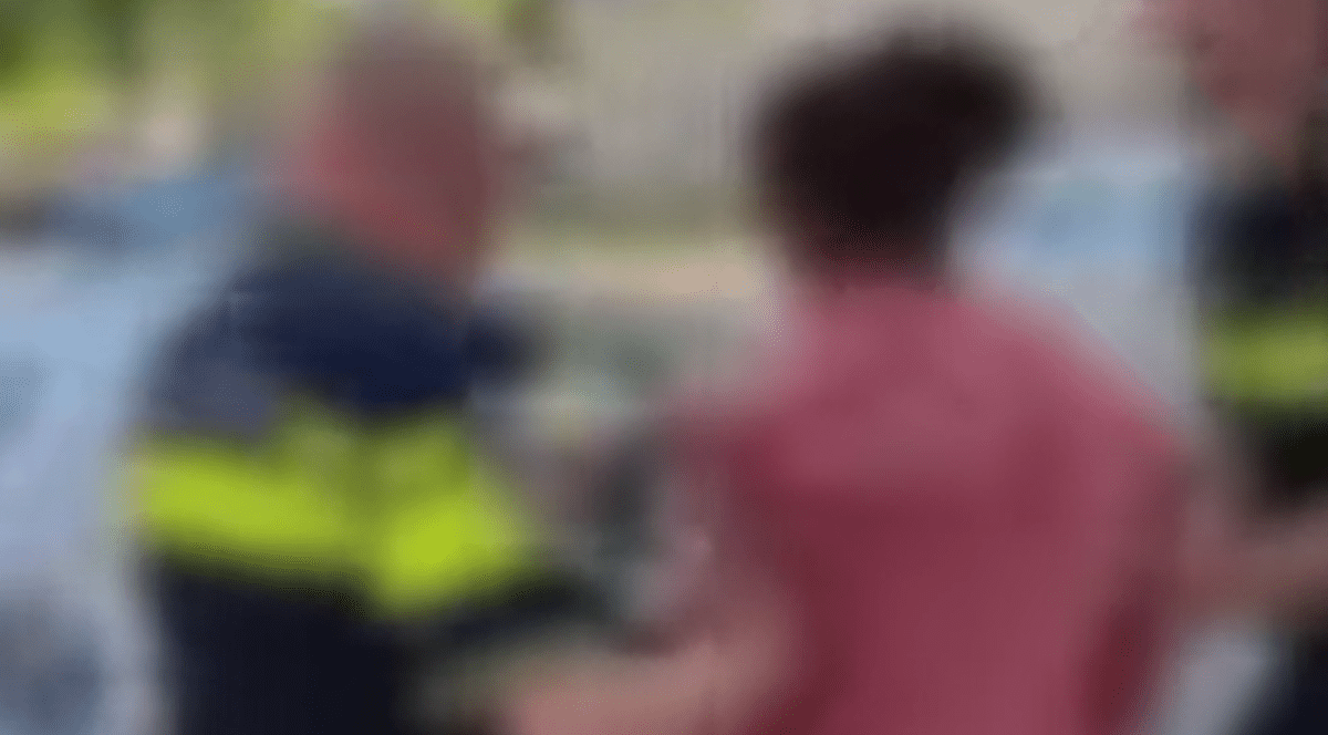 Femeia a fost reținută de polițiști și, ulterior, arestată.