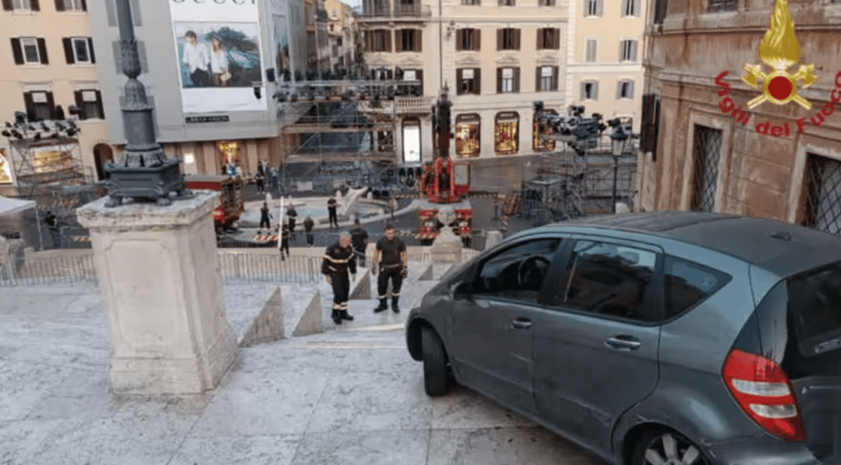 Un Mercedes gri a rămas blocat pe Treptele Spaniole din Roma