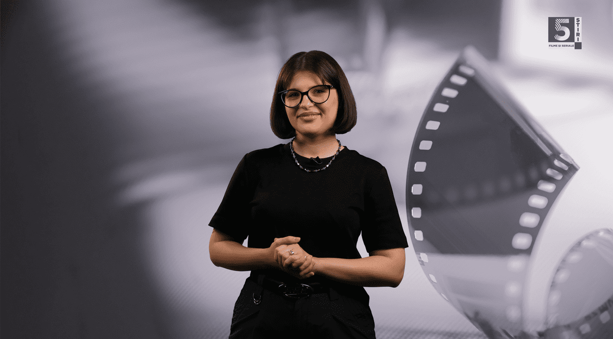 Adelina Duinea, realizatoarea rubricii „filme și seriale”, îmbrăcată într-o rochie neagră, pe un fundal gri cu alb, pe care se vede si o rolă de film