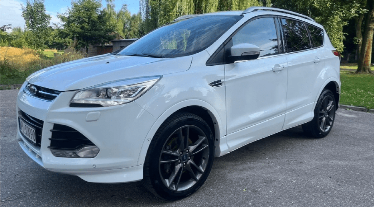 Un Ford Kuga alb este scos la vânzare în Polonia, iulie 2025