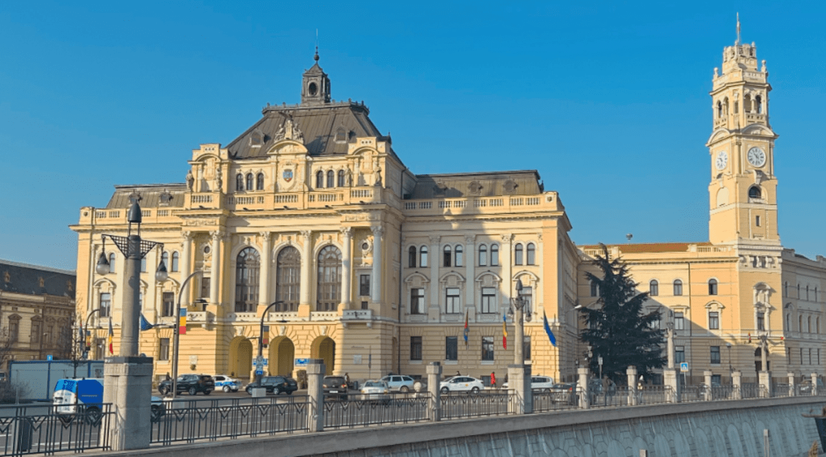 Mai multe mașini sunt parcate în fața primăriei Oradea