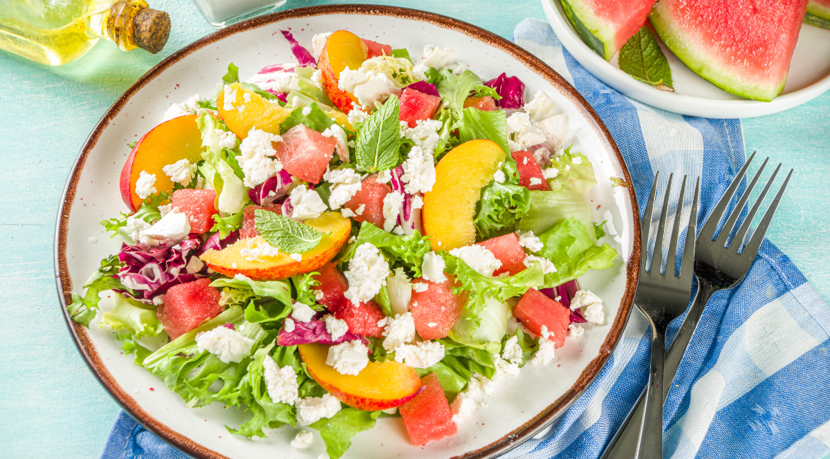 Salata de vara, cu salata verde, pepene rosu, piersica si branza