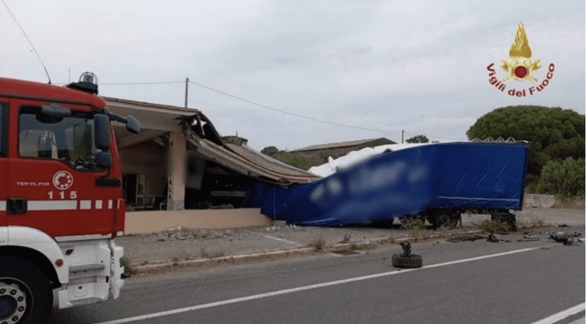Un TIR a intrat într-un magazin aflat pe marginea unui drum din Italia, august 2025