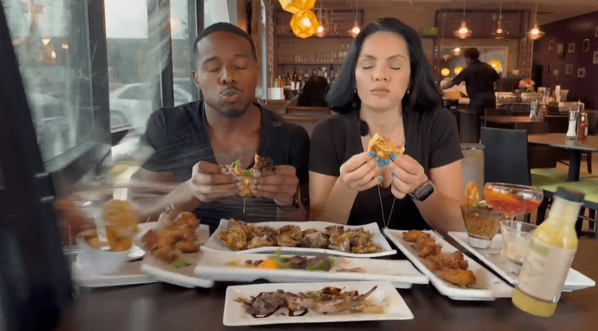 Doi influenceri stau la masă într-un restaurant și mănâncă burger în momentul în care geamul locației se sperge, lovit de o mașină, august 2025