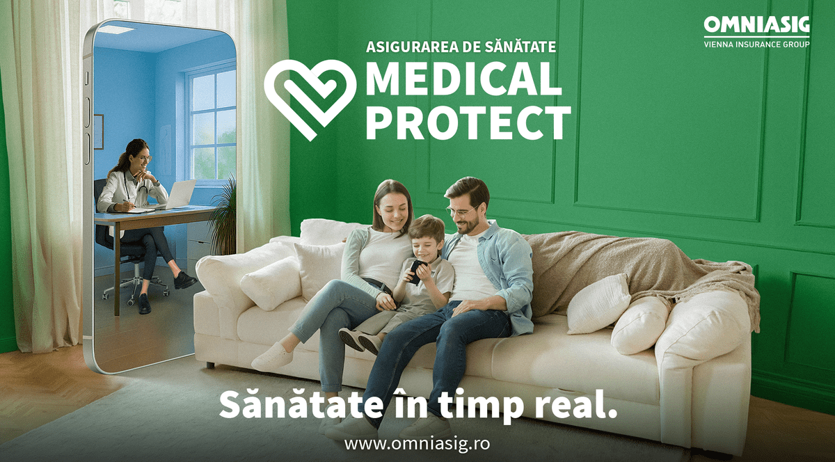 Familie fericita, sot, sotie si copil pe canapea. Medical protect. Sanatate in timp real