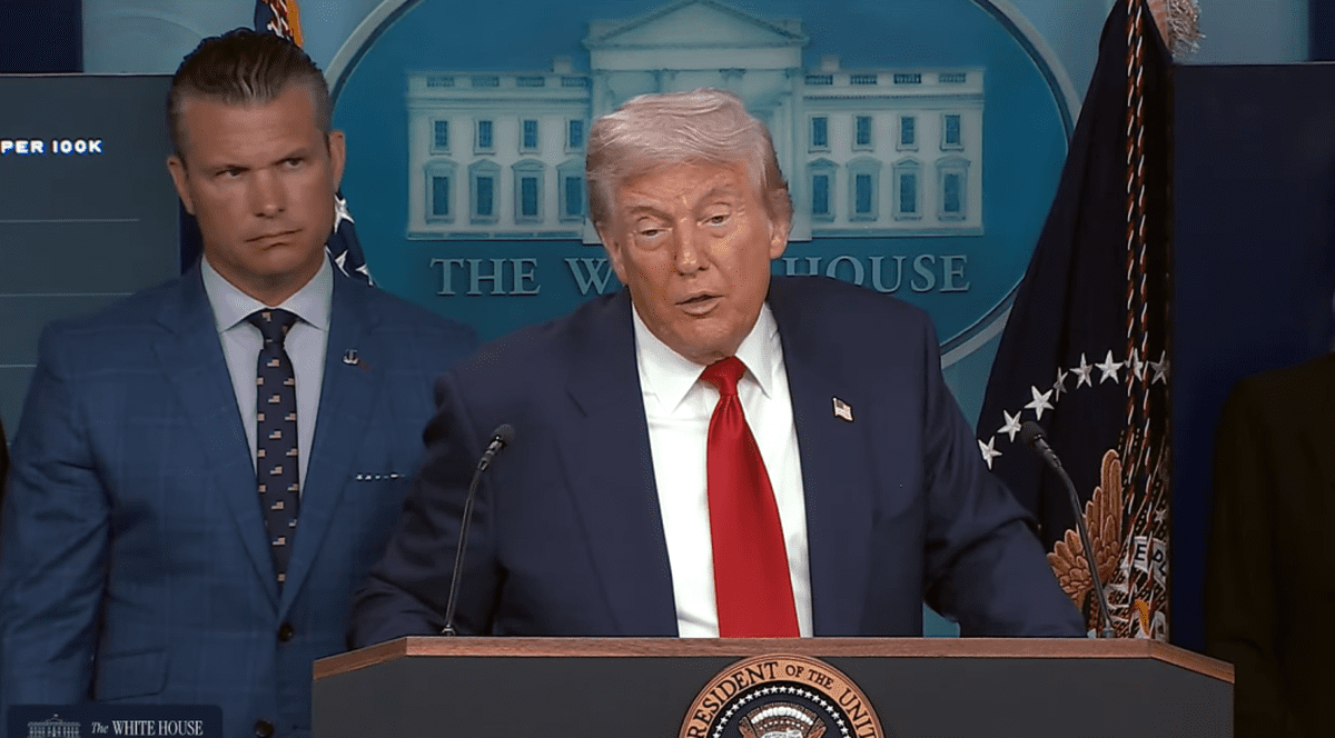 Donald Trump vorbește la o conferință de presă la casa albă, alături de el Pam Bondi și Pete Hegseth.