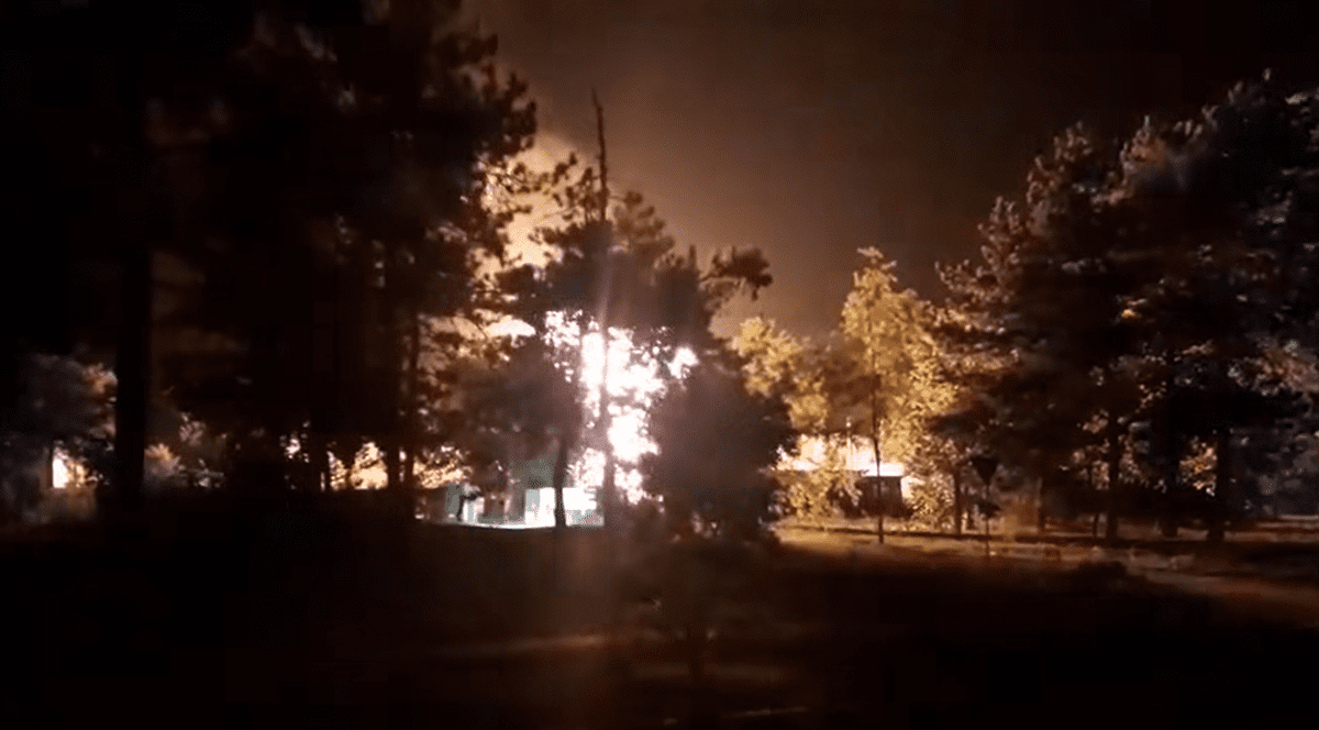 explozia unei pungi cu gaze la amara, văzută pe timpul nopții