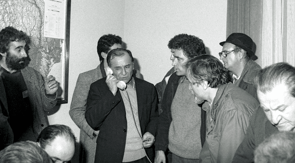 Cum a preluat Ion Iliescu puterea absolută în timpul Revoluției din decembrie 1989. „Am intrat în legătură cu ambasada sovietică ca să comunice la Moscova, să se ştie cine suntem şi ce vrem”