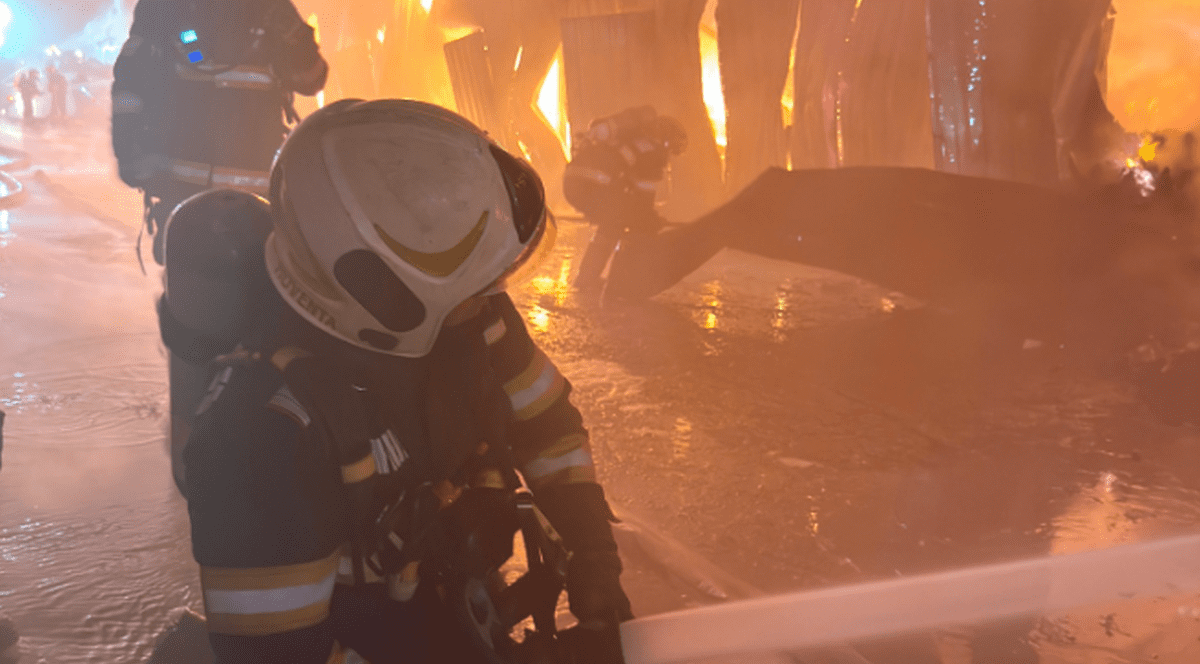 Pompierii încearcă să stingă flăcările izbucnite la o hală metalică din complexul Dragonul Roșu din București, 26 august 2026