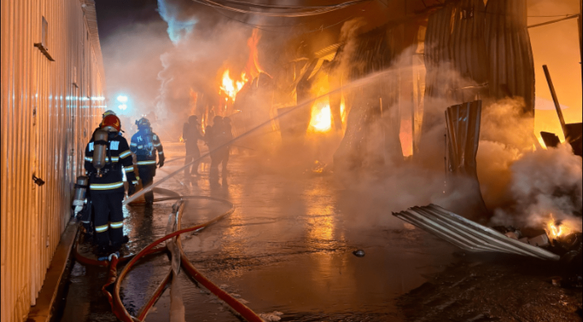 Pompierii intervin pentru stingerea flăcărilor care au cuprins o clădire din interiorul complexului Dragonul Roșu din București, 26 august 2025