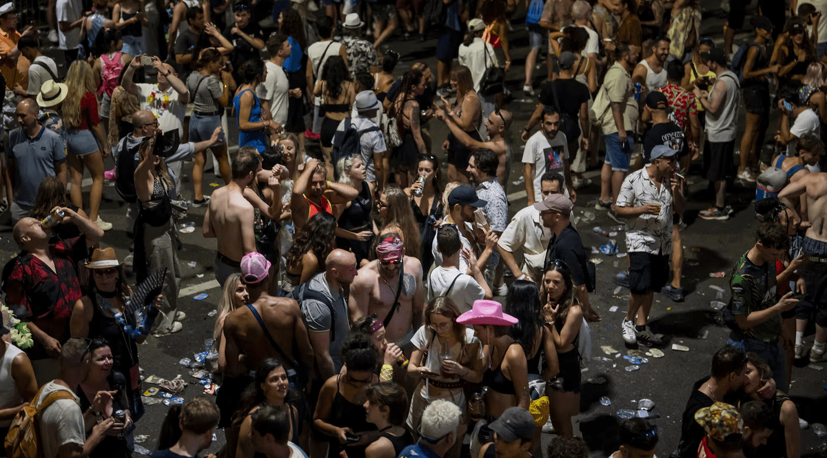 800 de mii de oameni, mult alcool, droguri și spitalizări: așa a arătat mega petrecerea Street Parade din Elveția