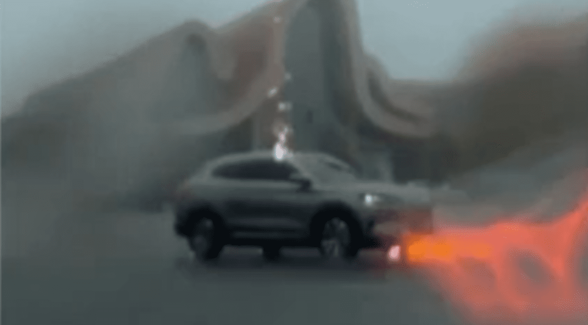 Momentul în care un fulger lovește o mașină care circula cu viteză, în China