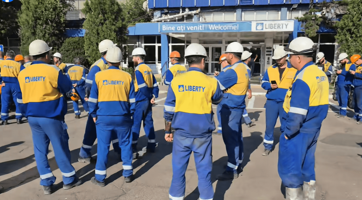 Mai mulți muncitori s-au strâns în fața sediului Liberty Galați pentru a protesta pentru neplata salariilor, august 2025