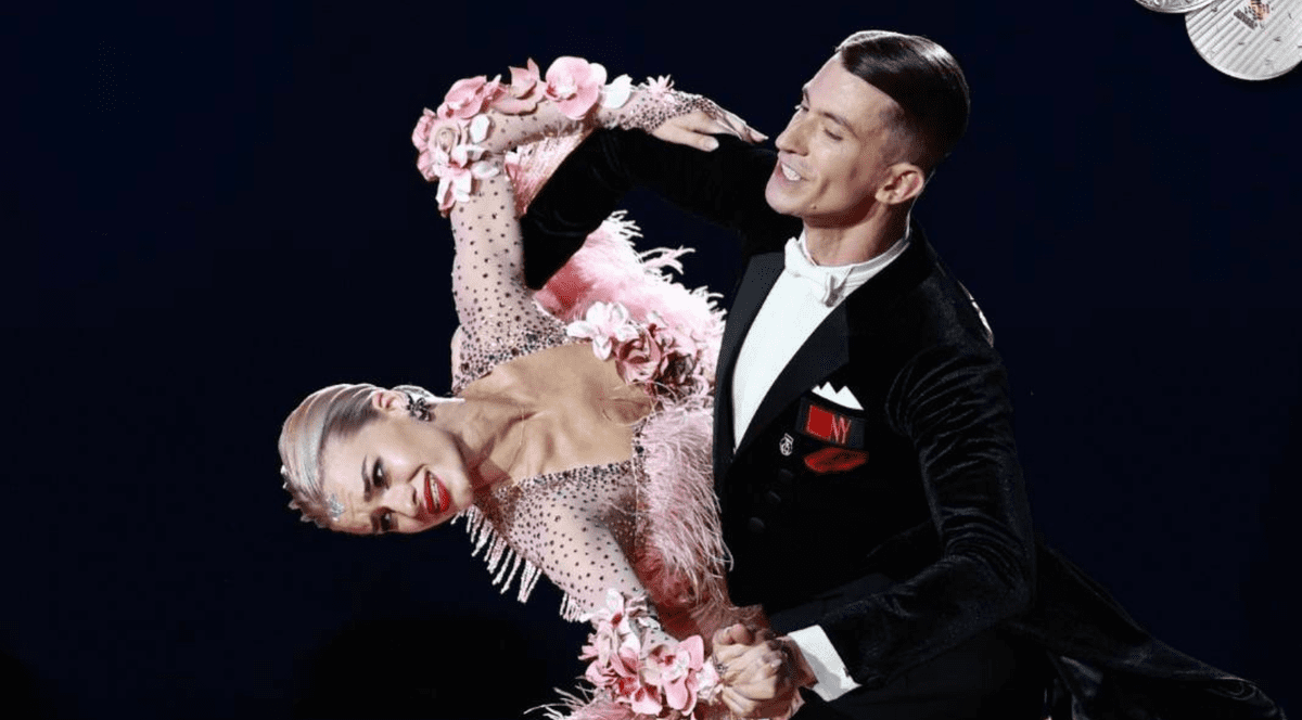 Rareș Cojoc și Andreea Matei dansând în timpul competiției Jocurile Mondiale de la Chengdu 2025.