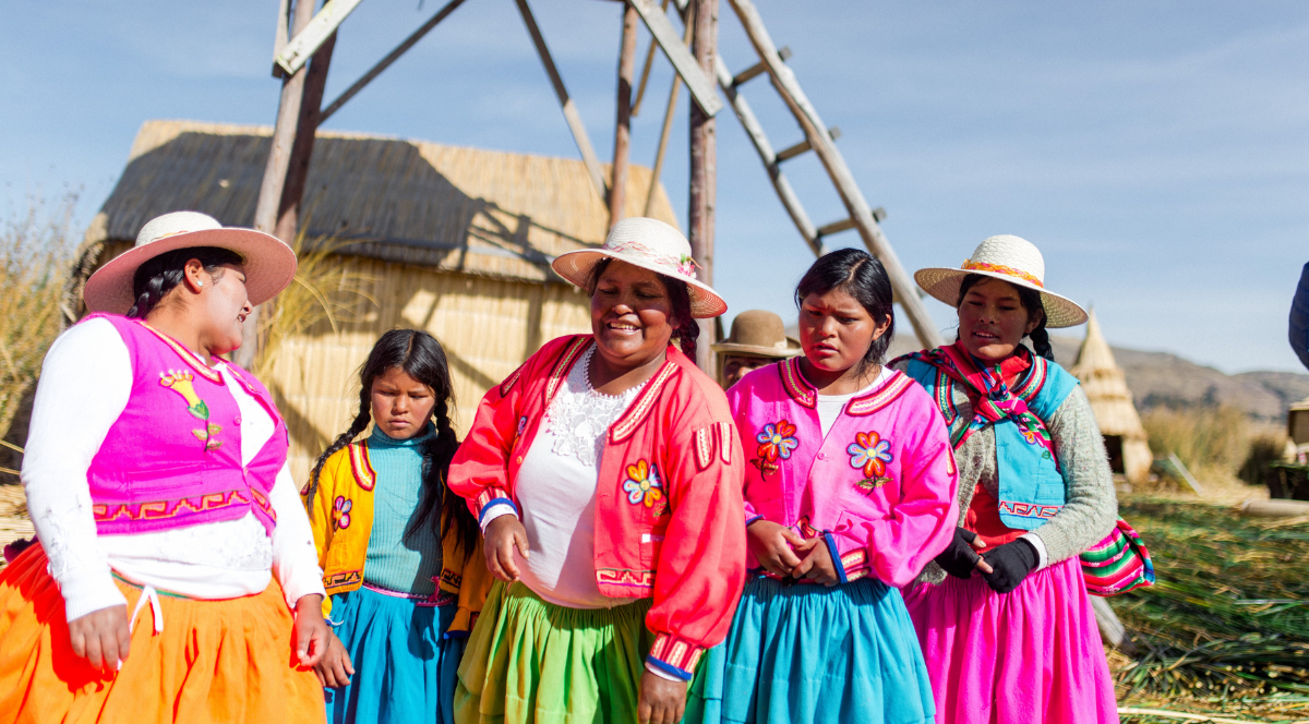 Femei din Peru imbracate colorat