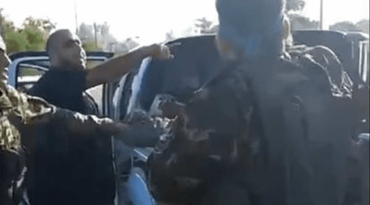 Hassan Mahmoud Hassan Hussein, comandant Hamas implicat în masacrul și răpirea de la „adăpostul morții” în timpul atacurilor din 7 octombrie, dă ordine în timp ce mai mulți luptători Hamas iau 4 ostatici