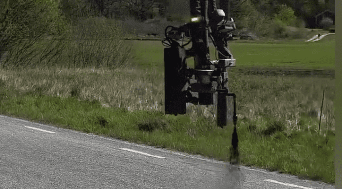 Gropile din asfalt sunt reparate rapid. Foto Captură video