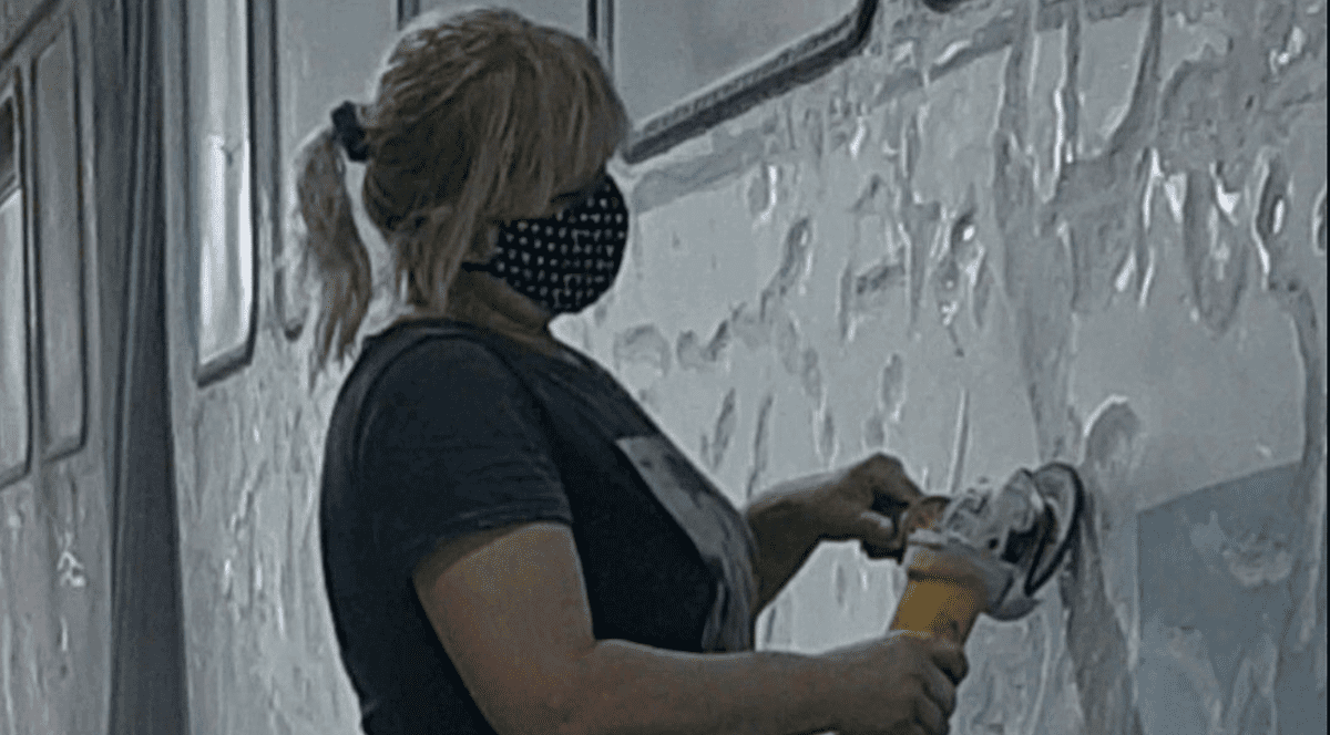 Larissa Danzwith polizează caroseria unui tramvai, iunie 2024