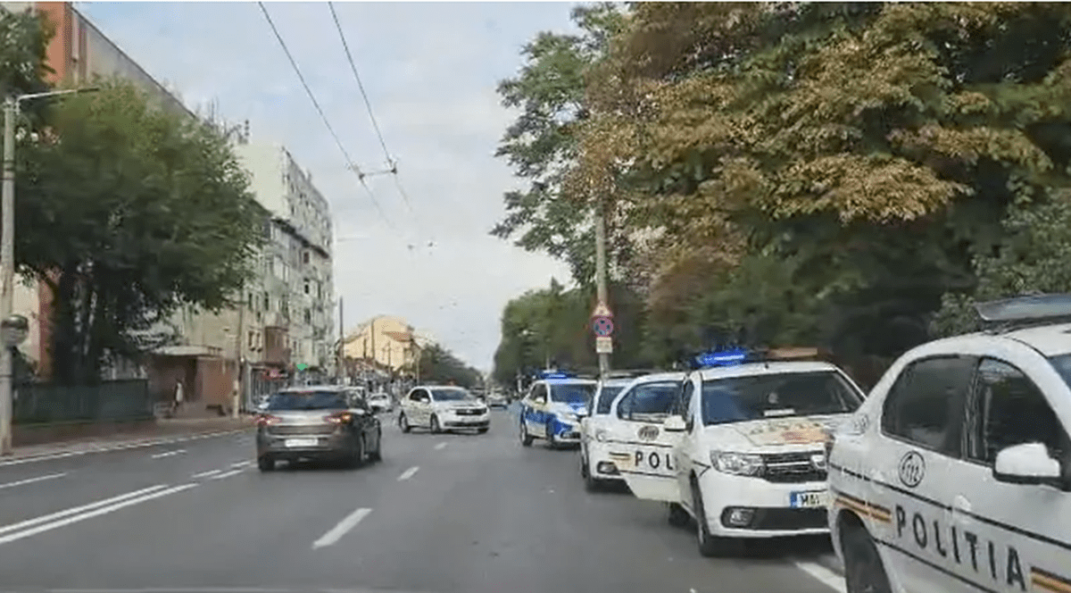 Cinci mașini de polițieparchează în fața unui bloc din Timișoara de unde s-a primit o reclamație, 28 septembrie 2025