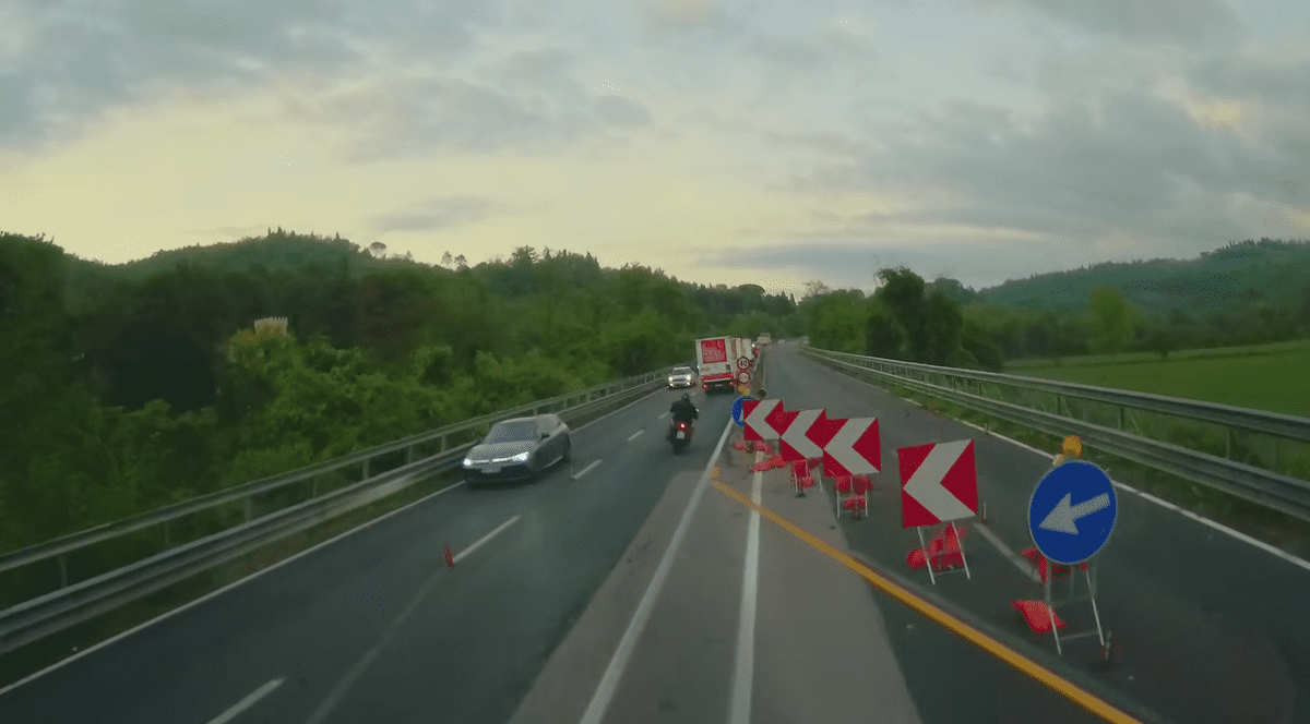 Motociclistul i-a tăiat calea camionului. Foto Captură video