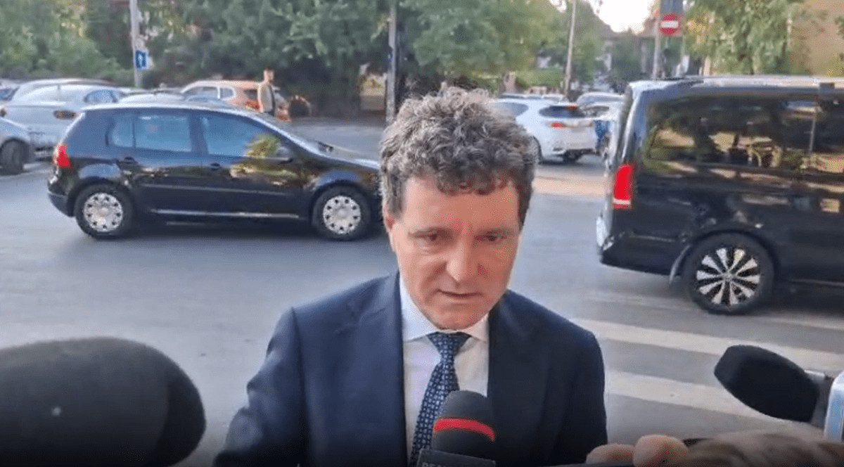 Nicușor Dan și-a dus fetița la școală. Foto Captură video