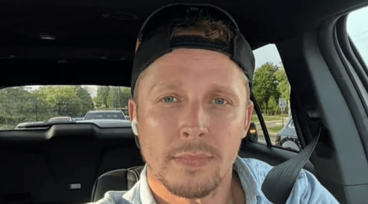 Vadim Kruglov, un cetățean rus de 37 de ani, a fost descoperit într-o baltă de sânge, cu o rană înjunghiată în zona gâtului, într-un cort, la festivalul anual Burning Man, desfășurat în Deșertul Black Rock, SUA, august 2025