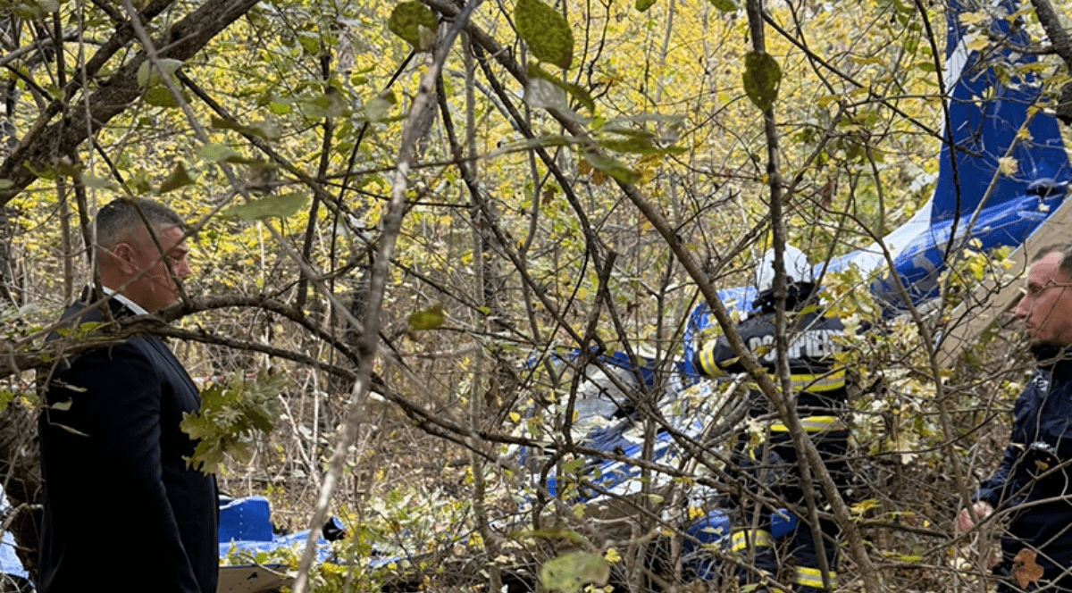 Avion prăbușit în pădure, autoritățile la fața locului.