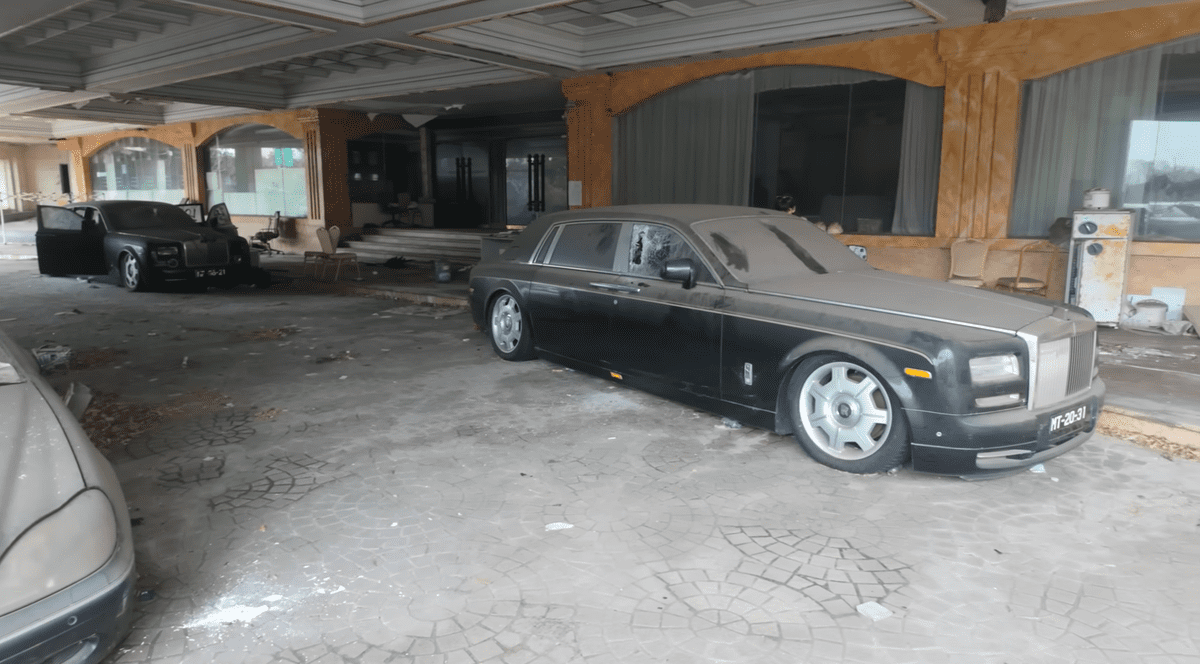 Rolls Royce Phantom abandonat într-un hotel din Macau.